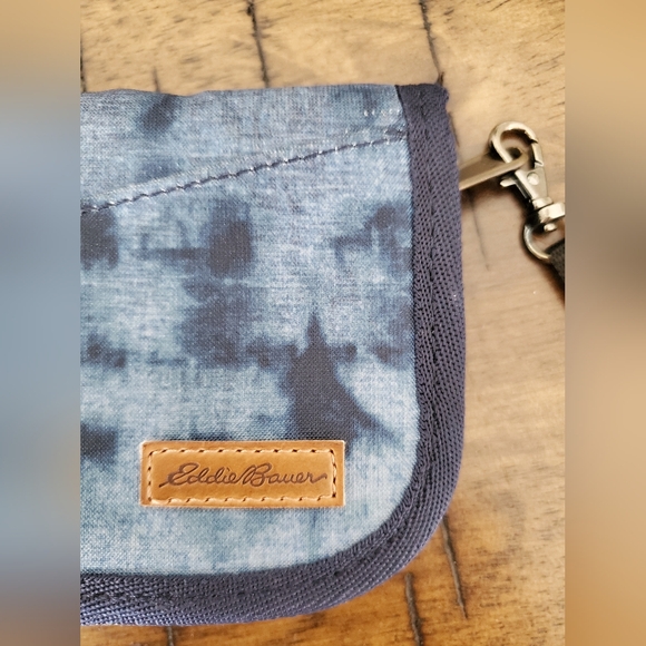 Eddie Bauer Travex Travel Wallet - Picture 2 of 9